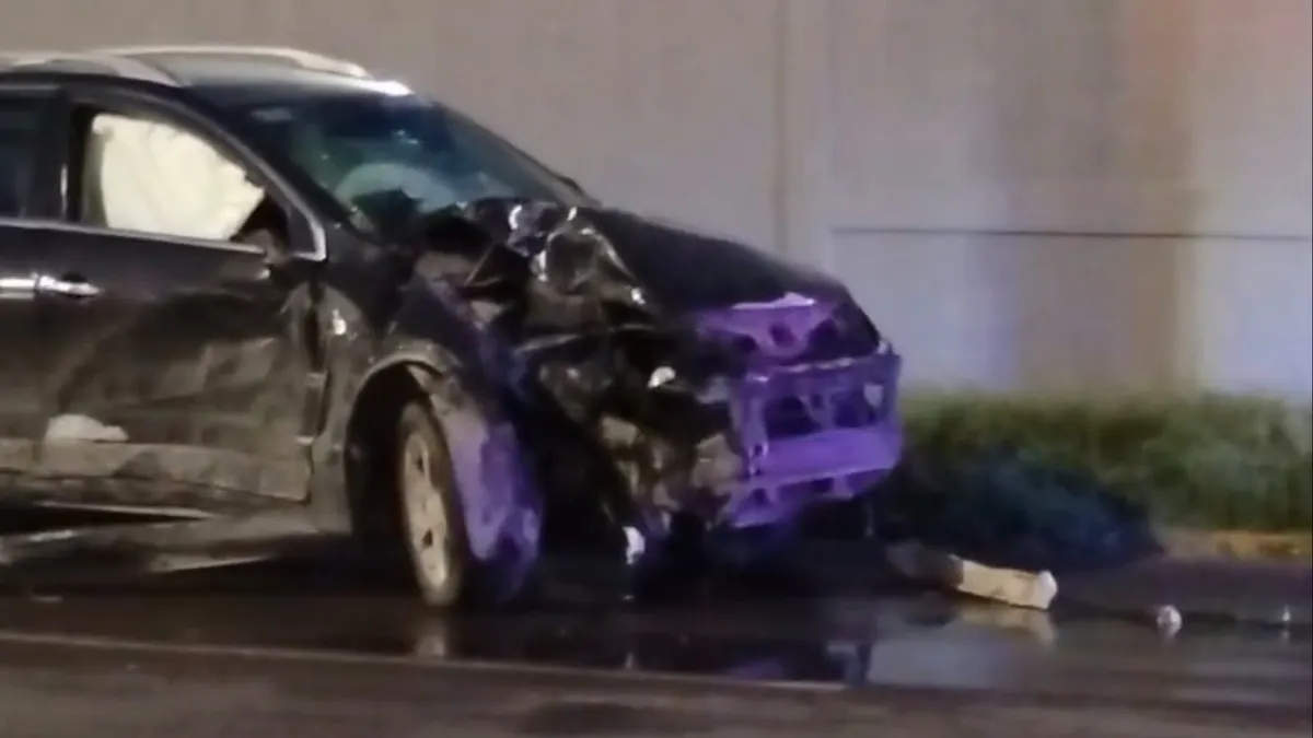 Conductora pierde control por cansancio y choca contra poste en la Tecnológico