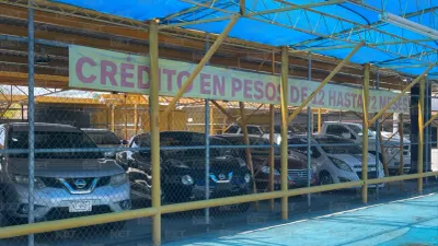 Catean lote de autos Solís Motors; aseguran camioneta y detienen a mujer