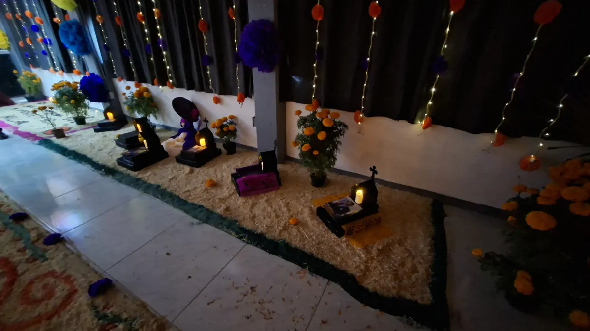 Instalan altar de Día de Muertos en honor a Bertha Chiu en Secundaria Técnica 37
