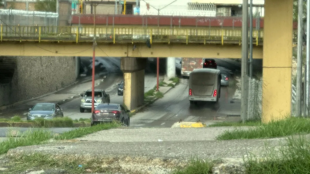 Permanecen abiertos pasos a desnivel hacia la Zona Centro tras lluvias