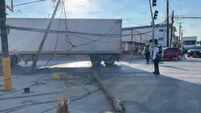 Tráiler derriba poste y afecta circulación en la Plutarco Elías Calles