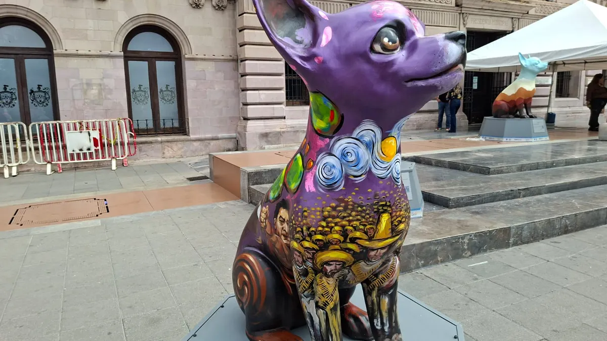 Artistas locales intervienen esculturas de perros chihuahua para el Ficuu