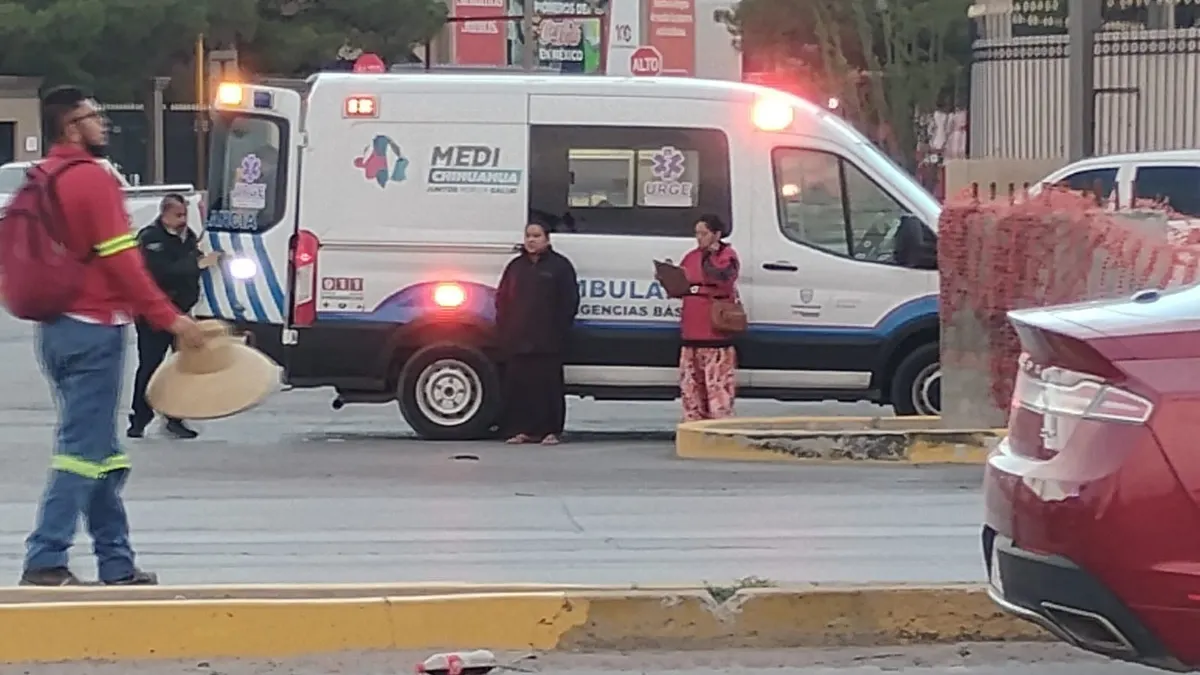 Intentan pasar 2 autos junto a tráiler y terminan chocando en el Óscar Flores