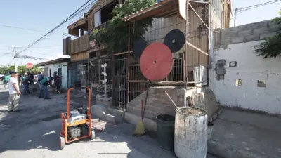 Retiran estructuras de negocio que invadía banqueta en colonia Azteca