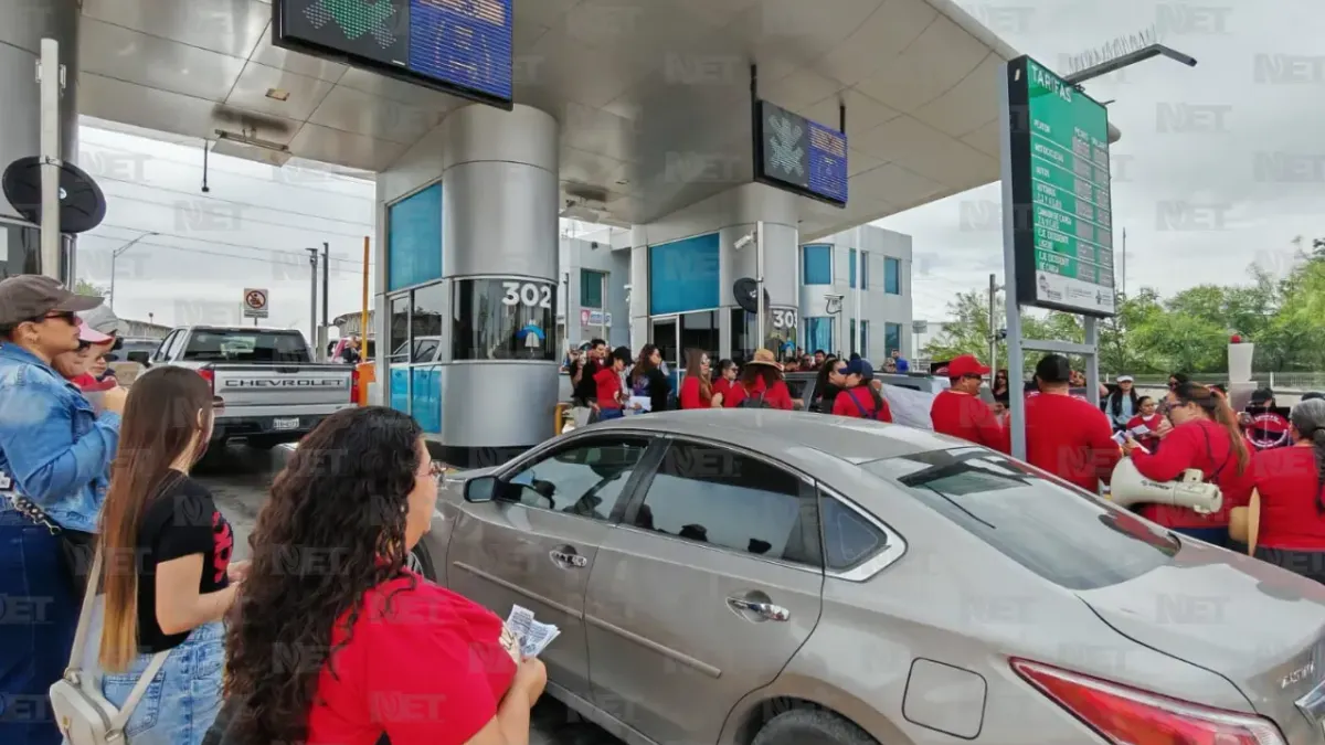 Maestros toman casetas del Puente Zaragoza en protesta por Ley del Issste