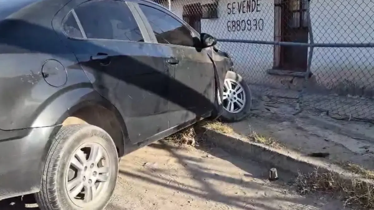 Conductor omite alto, pierde el control y choca contra poste en Zaragoza