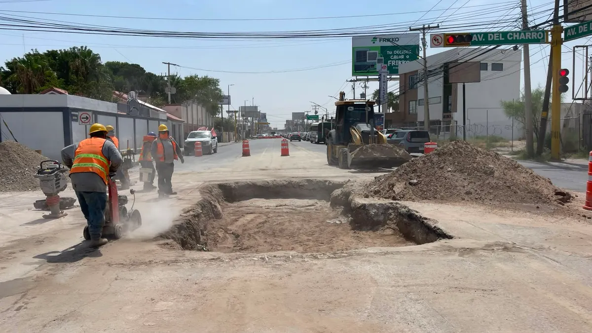 Reparan socavón en avenida De la Raza; prevén reabrir hoy la circulación