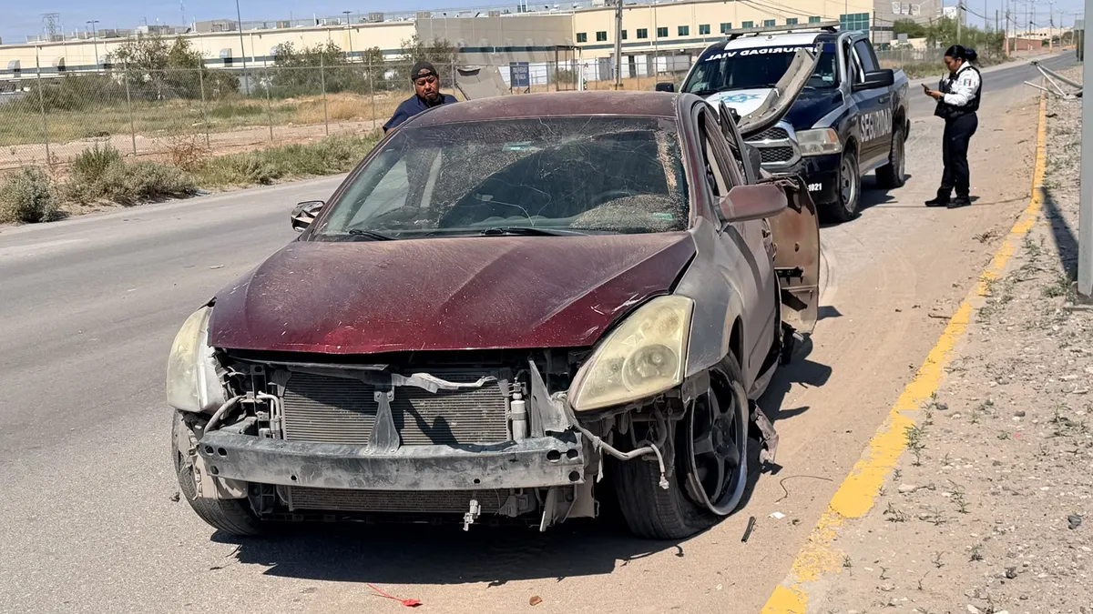 Conductora derriba lámpara y destroza su auto en bulevar Óscar Flores