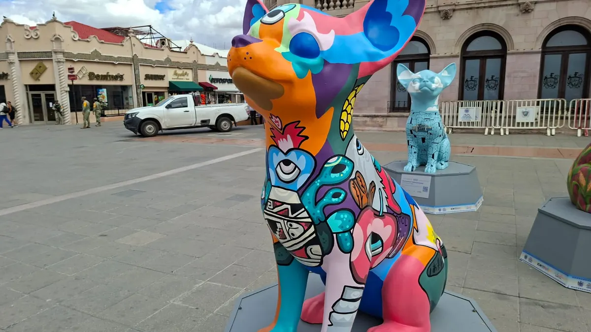 Artistas locales intervienen esculturas de perros chihuahua para el Ficuu
