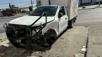 Vuelca camión de cárnicos y camioneta choca contra portón en la Óscar Flores