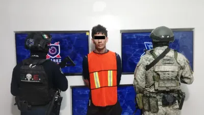 Sorprenden agentes a sujeto y le aseguran presunto cristal en Juárez