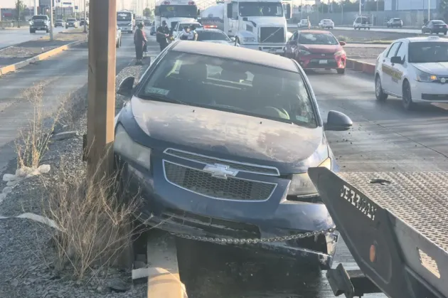 Conductor choca contra poste en Las Torres y provoca caos vial