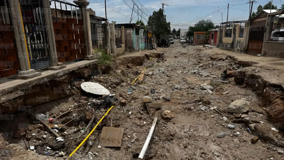 Lluvias abren zanja y afectan viviendas en Granjas de Chapultepec