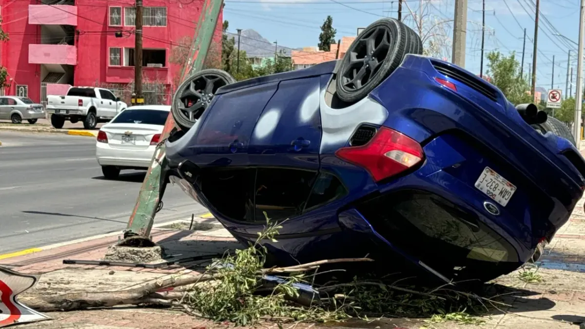 Conductor invade carril y ocasiona volcadura en la Plutarco Elías Calles