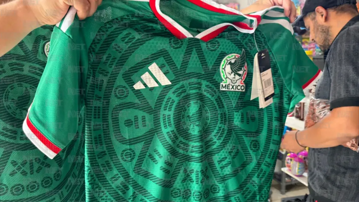 Compran aficionados jerseys y botanas antes del debut de México en el Mundial