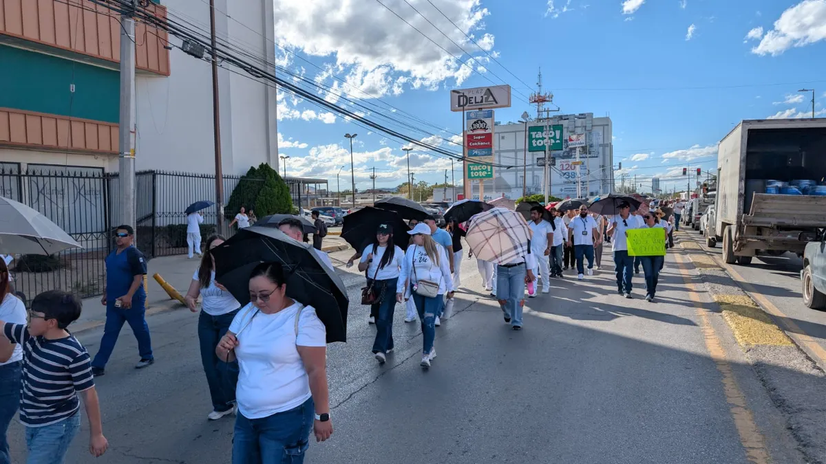 Más de mil trabajadores del IMSS marchan en Juárez; exigen aumento salarial e insumos