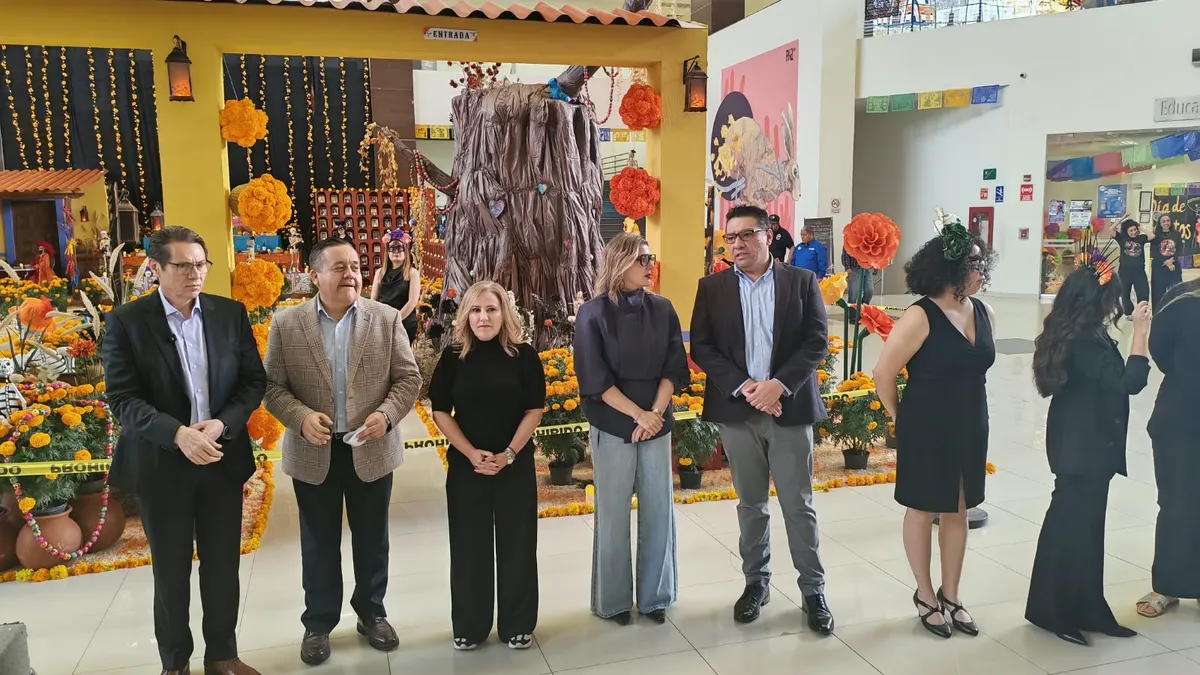 Colocan altar de muertos 'El Jardín de los Recuerdos' en Pueblito Mexicano
