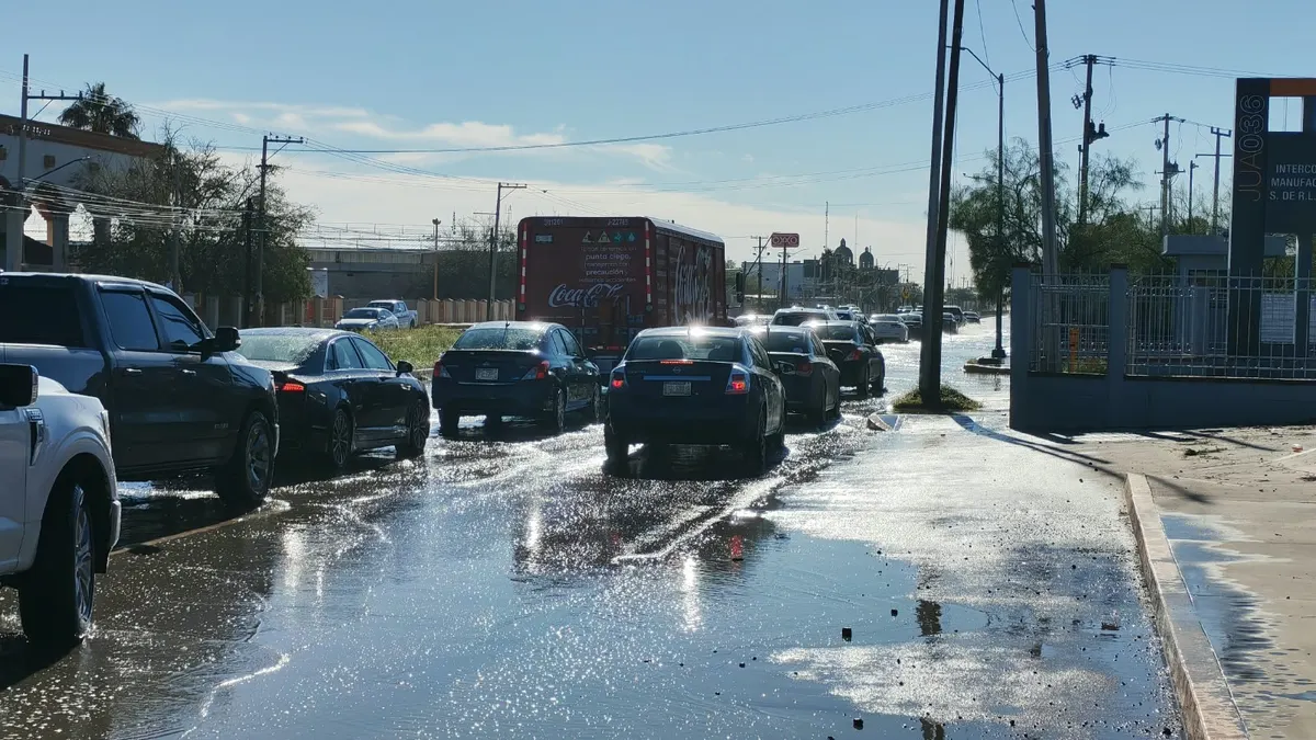 Inundación en eje vial obliga a conductores a invadir carril del Juárez Bus