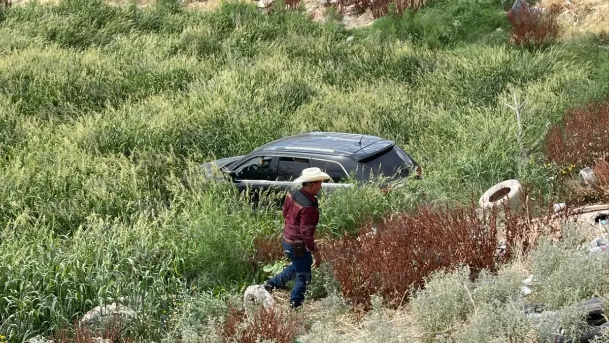 Bajó a cargar gas, olvidó poner el cambio y su Jeep cayó a un dique