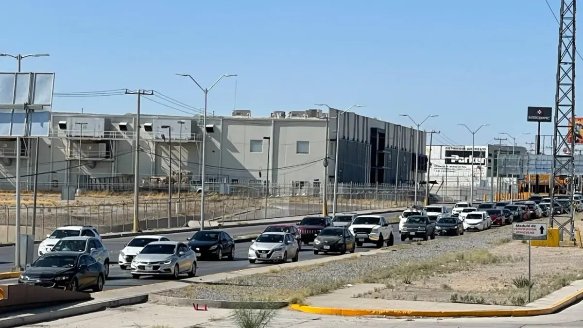 Trabajos de pintura en camellones provocan fuerte tráfico en Las Torres
