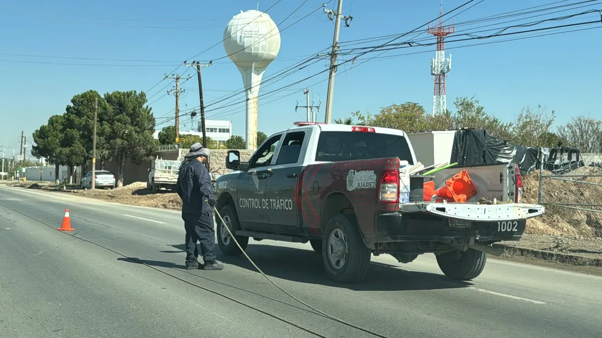 Cierran dos carriles del bulevar Óscar Flores por trabajos de pintura