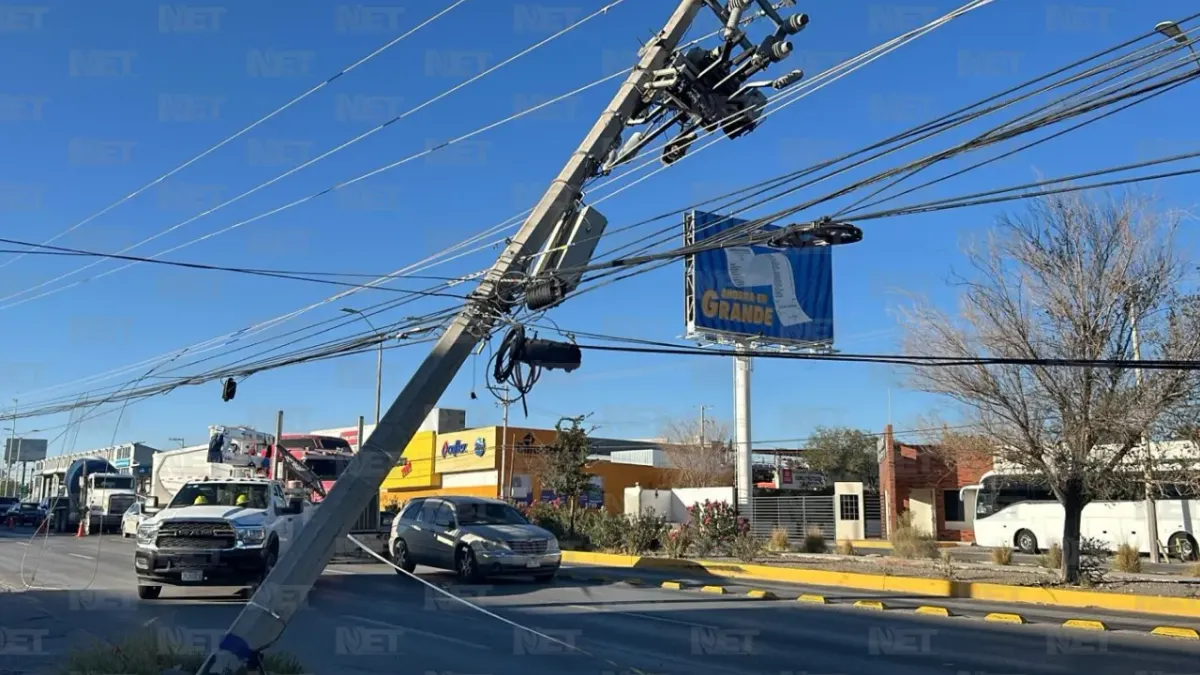 Poste a punto de caer en la Tecnológico y Del Granjero genera tráfico 