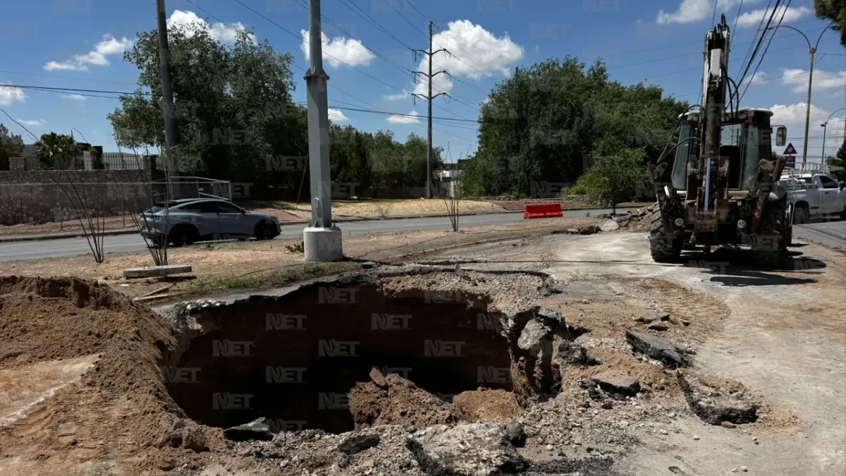 Cae vehículo en socavón de cinco metros sobre la Tomás Fernández