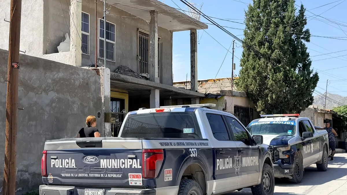 Vecinos de la Aztecas hallan a hombre sin vida en su casa