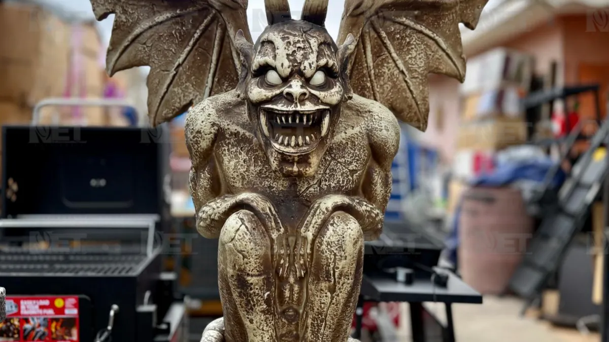 Venden animatronics gigantes para decorar casas por Halloween en Juárez