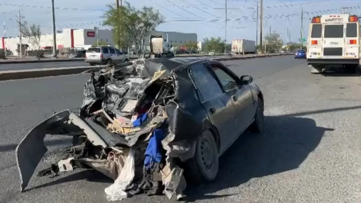 Camión impacta auto en el Independencia y lo proyecta contra muro