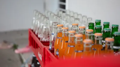Estas son las razones por las que el refresco sabe distinto según el envase