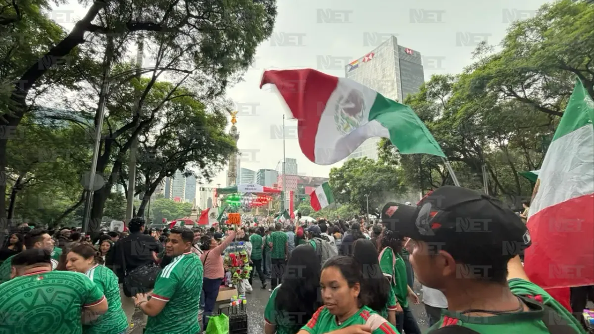 Celebran aficionados en el Ángel el debut triunfal de México en el Mundial