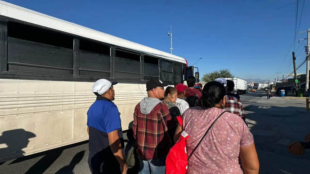 Reportan retrasos en camiones de tres líneas; usuarios esperan más de una hora