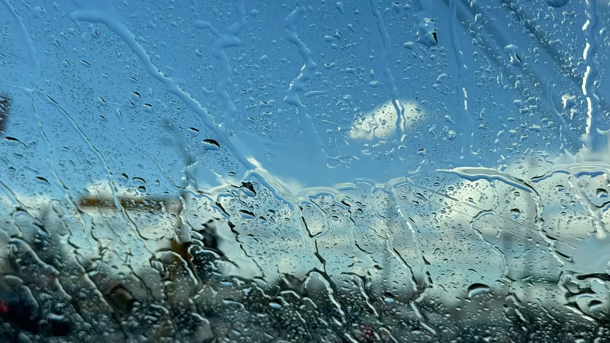 Lluvia inesperada deja encharcamientos en el sur de Juárez
