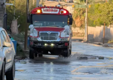 Inunda agua el Arroyo de las Víboras y complica el tránsito en Juárez