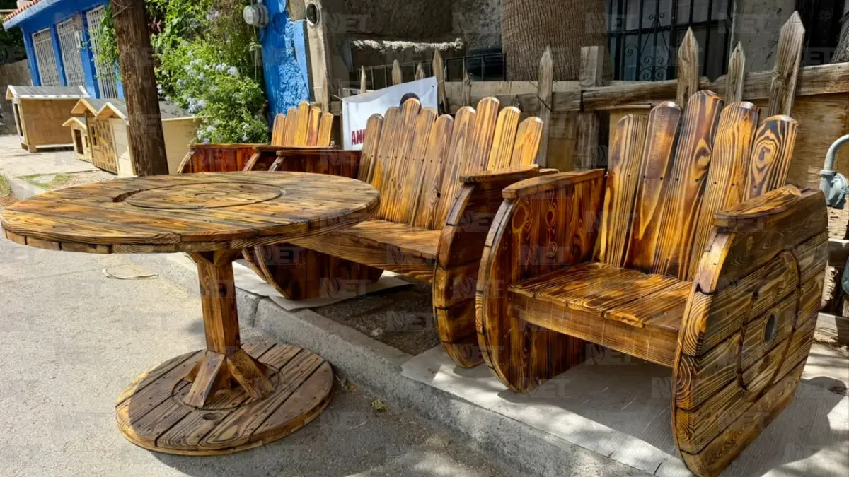 Carpintero en silla de ruedas vende muebles en Juárez