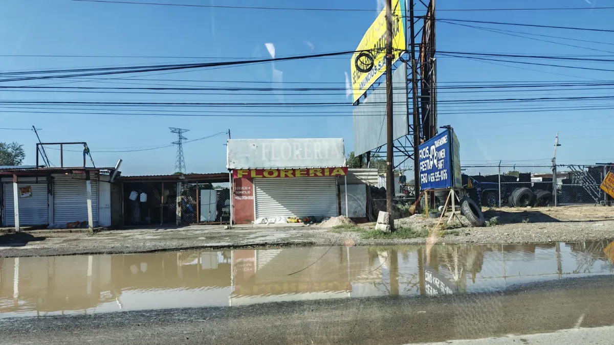 Alertan por hoyancos de gran tamaño en varias vialidades de Juárez tras lluvias
