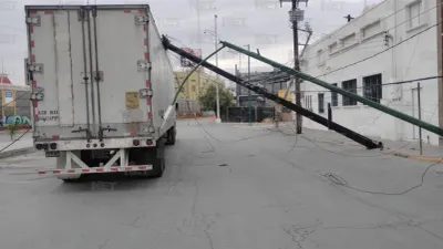 Tráiler derriba postes y mantienen acordonado cruce en Zona Centro