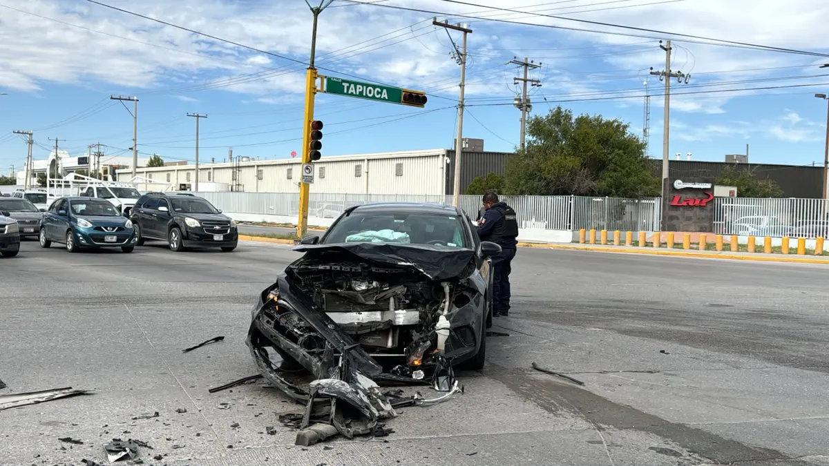 Deja choque dos autos varados en Paseo de la Victoria y Tapioca