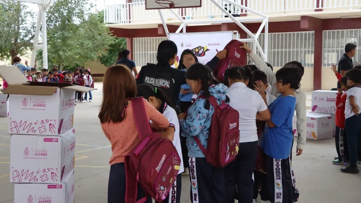 Entregan 2 mil 656 mochilas en cinco primarias de Ciudad Juárez