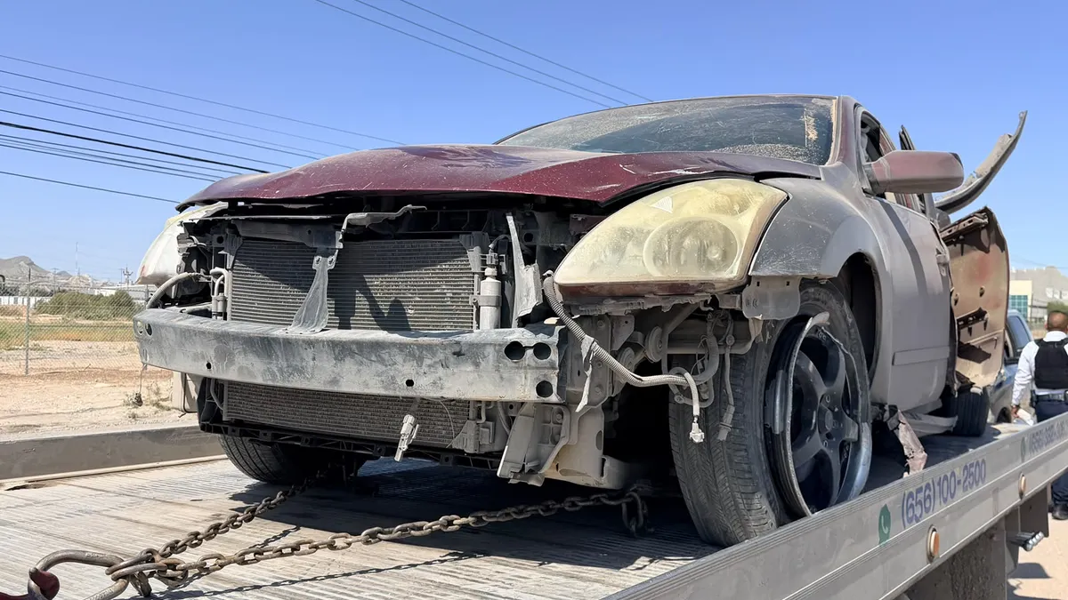 Conductora derriba lámpara y destroza su auto en bulevar Óscar Flores