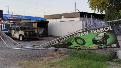 Incendian autos y puesto de comida en car wash del bulevar Gómez Morín