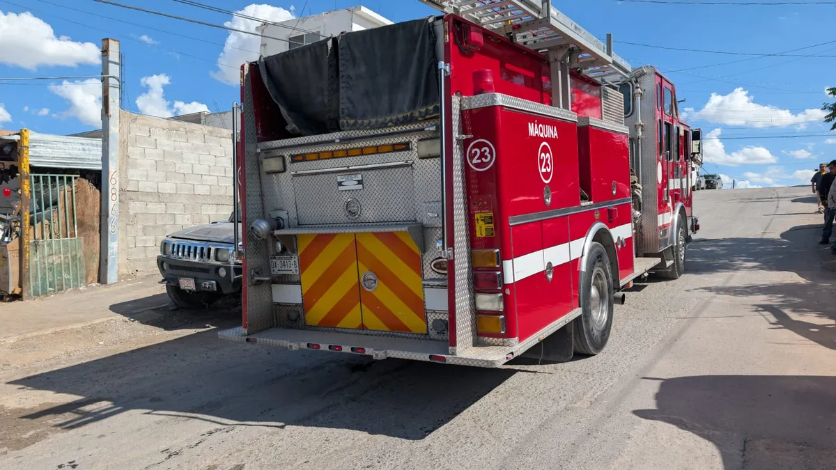 Se incendia Mercedes-Benz en yonke de la colonia Constitución