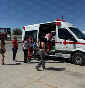 Atienen paramédicos a mujer embarazada y menor tras choque en la Carlos Amaya