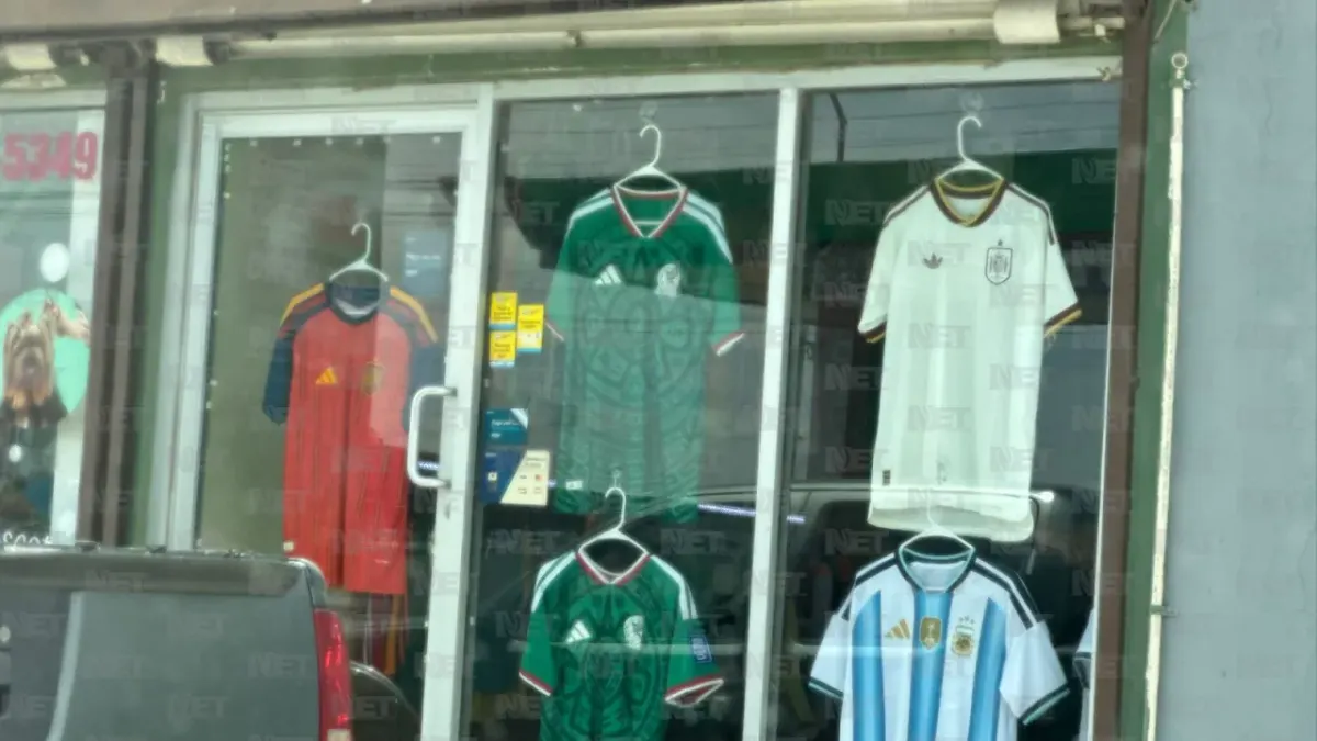 Compran aficionados jerseys y botanas antes del debut de México en el Mundial