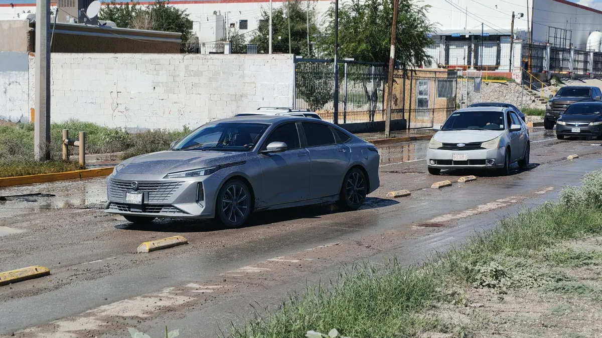 Baches de gran tamaño complican circulación en eje vial Juan Gabriel