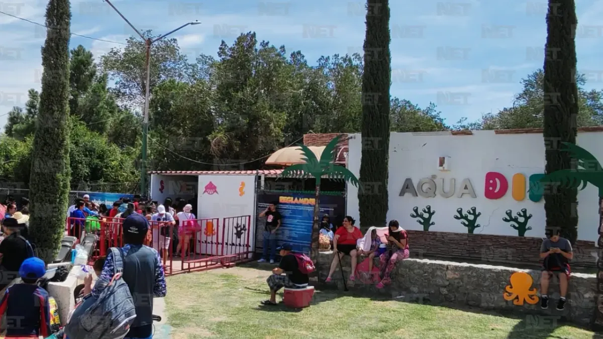 Acuden cientos de juarenses al Aqua DIF para refrescarse del calor