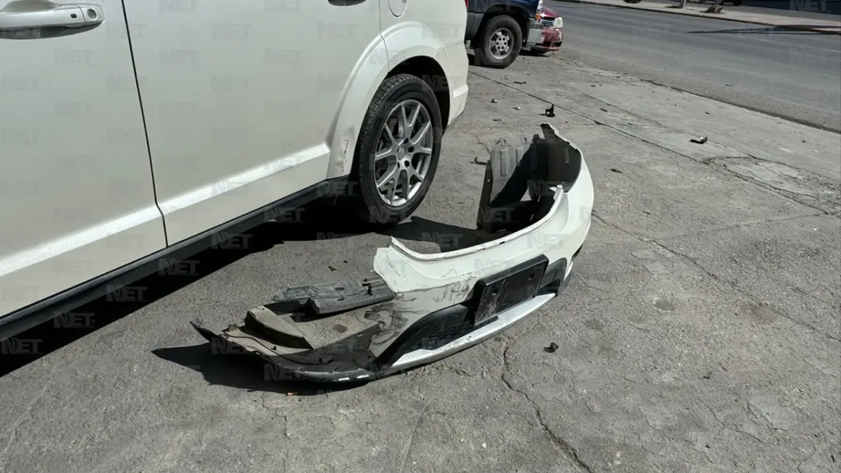 Vuelca camión de cárnicos y camioneta choca contra portón en la Óscar Flores