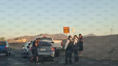 Vehículo choca contra pickup en fila para cruce internacional
