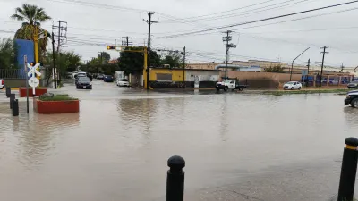 Cierran todos los carriles del eje vial Juan Gabriel por encharcamiento